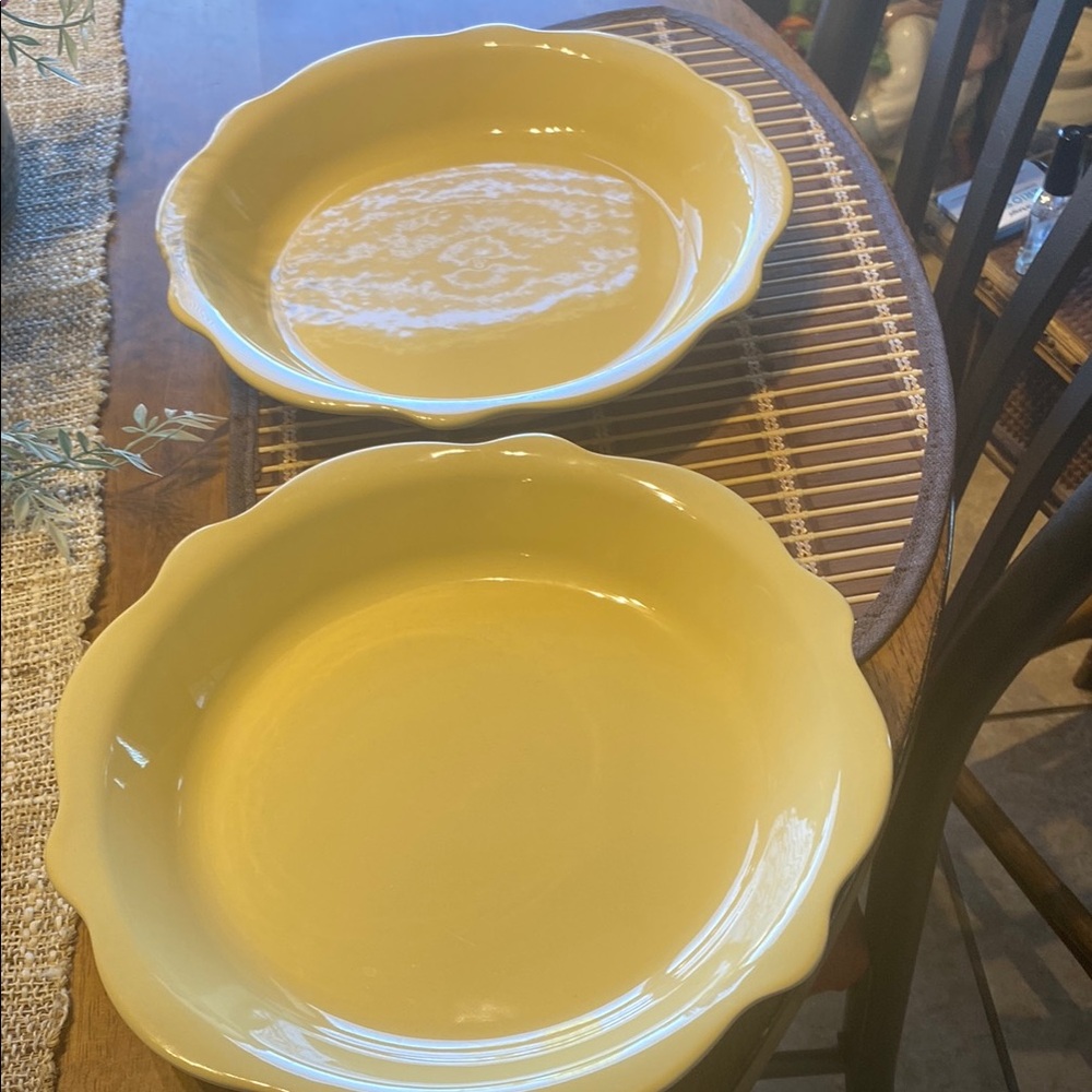 Gall Pittman set OF 2 HOSPITALITY scalloped edge baking dishes. Excellent cond